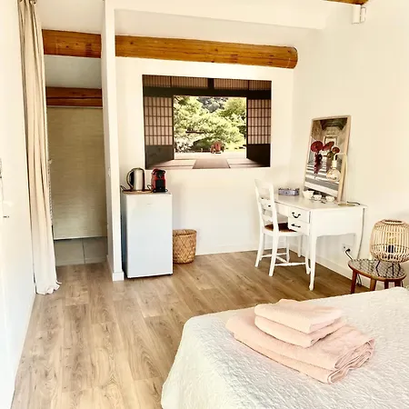 D'hotes Avec Piscine Au Calme Bed & Breakfast